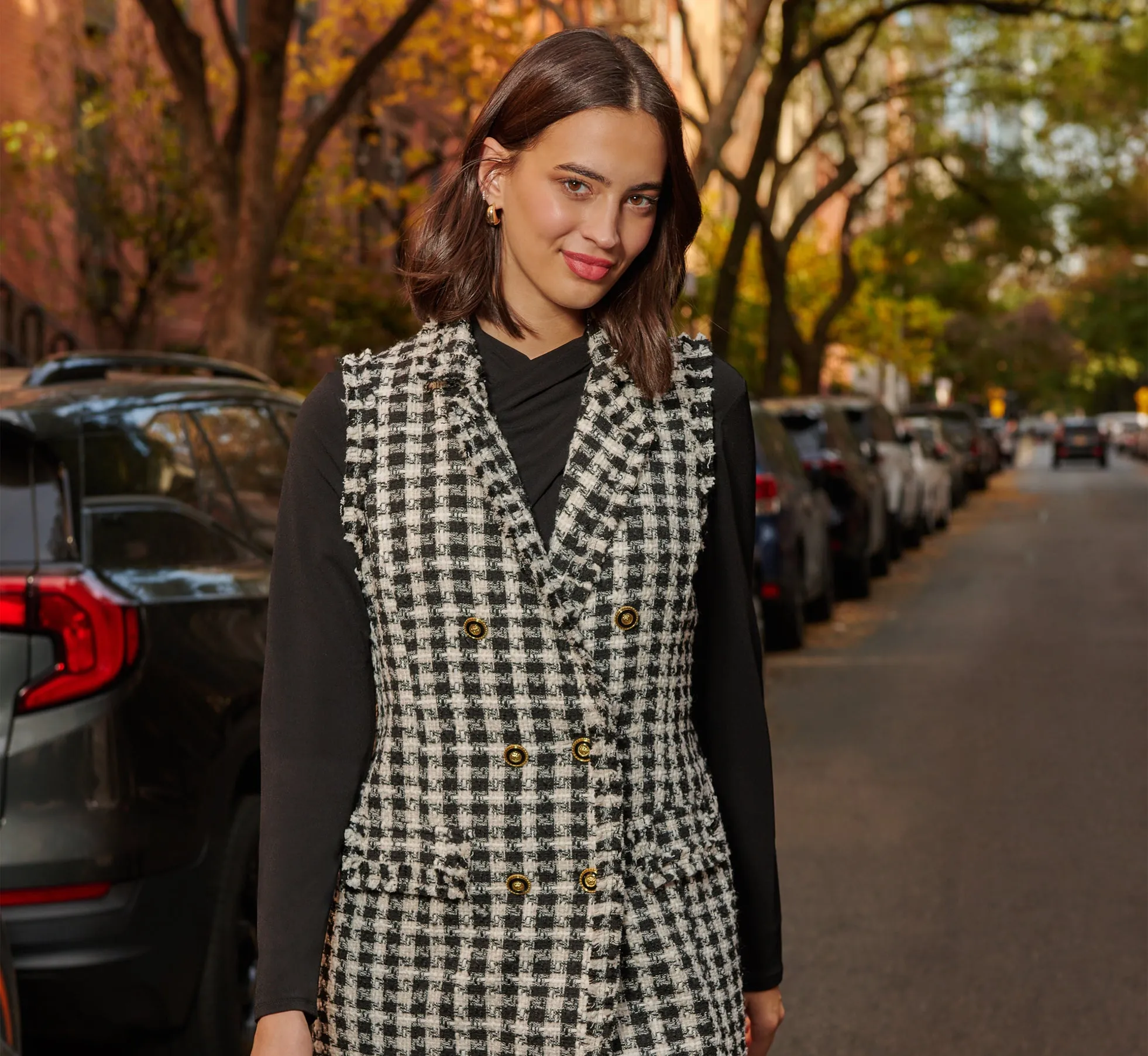 Sleeveless Houndstooth Duster Vest With Raw Edges In Black Ivory Boucle Houndstooth